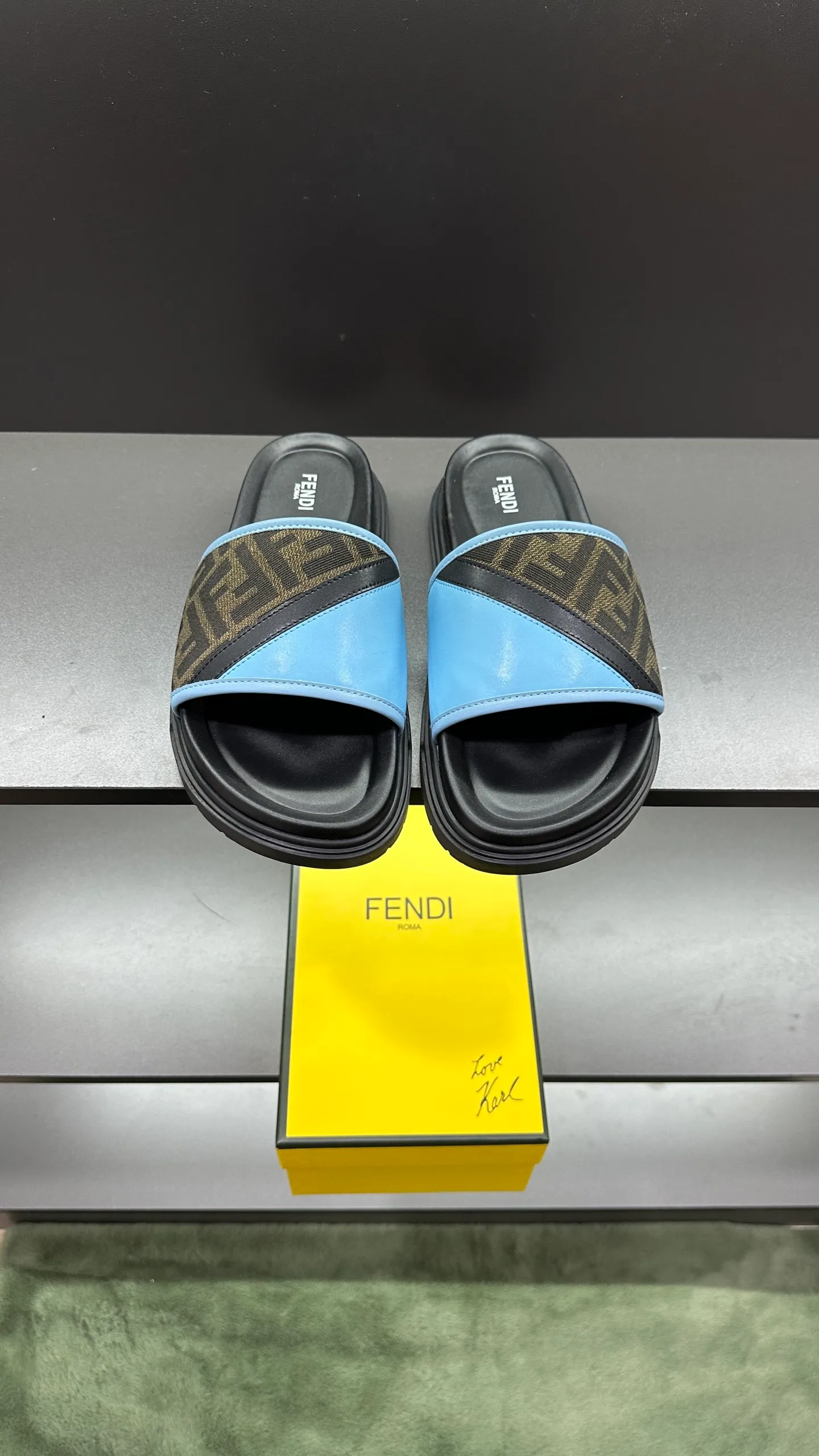 P300 [Fendi Slippers] High-end men's shoes brand, official website 1:1 latest masterpiece: original mold customization, fabrics made of imported original materials, upgraded outsole, lighter and non-slip. The market's top quality, simple yet tasteful, a must-have for fashionistas, fashionable at your feet, full of confidence, the same style at the counter 👍The season of summer slippers is here. Code: 38-45, 46 order
